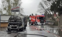 Trezzo veicolo in fiamme in prossimità del ponte: la strada è stata riaperta