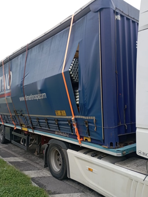 Autoarticolato rischia di perdere il carico a Melzo: bloccato dalla Polizia Locale