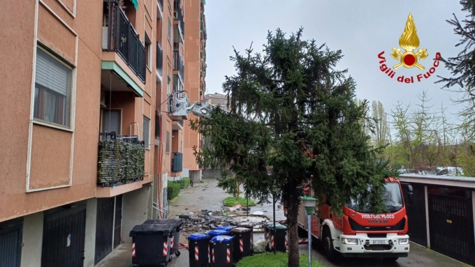 “Sepolti in casa” in salsa milanese, ma scoppia l’incendio: salvati due accumulatori seriali