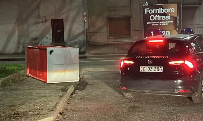 Ribalta il bagno chimico con dentro l’autista del bus