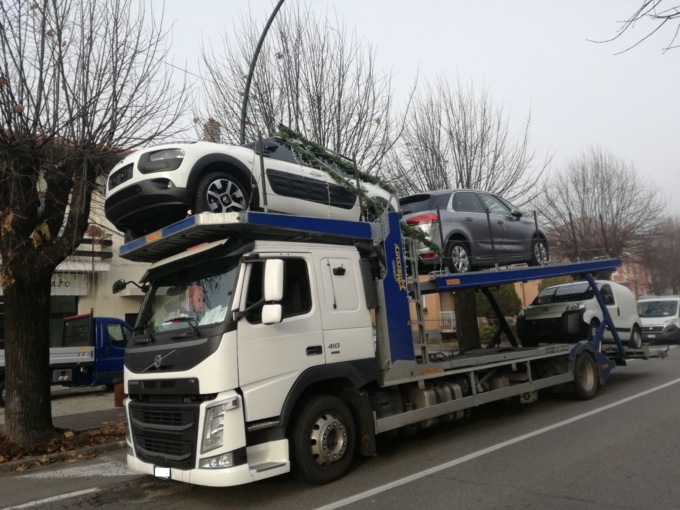 Camionista precipita dalla bisarca e sbatte la testa contro un albero