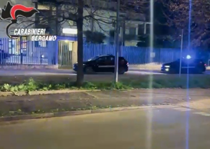 Spaccio e sfruttamento della prostituzione, il video del blitz dei Carabinieri a Vaprio d’Adda e nella Bergamasca