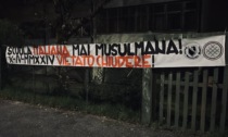 Scuola chiusa per il Ramadan a Pioltello: nella tarda serata lo striscione dei Patrioti