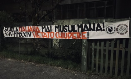 Scuola chiusa per il Ramadan a Pioltello: nella tarda serata lo striscione dei Patrioti