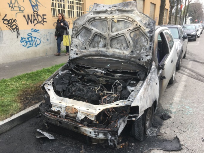 Macchina distrutta da un incendio, indagini in corso