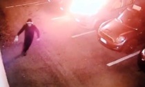 Piromani incendiano delle auto: ripresi dalle telecamere