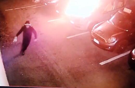 Piromani incendiano delle auto: ripresi dalle telecamere