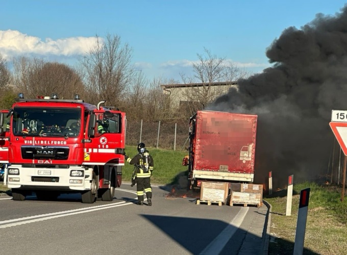 Furgone prende fuoco allo svincolo della Tangenziale Est