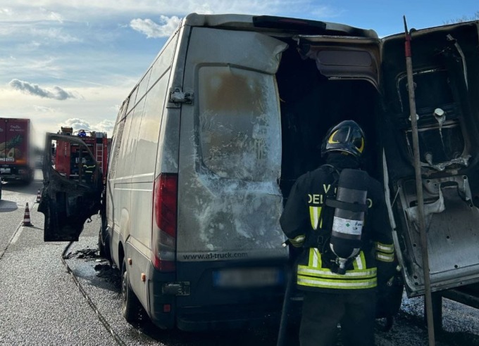 Furgone distrutto da un incendio in autostrada