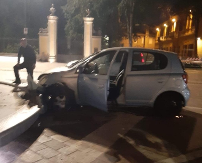 Auto va a sbattere contro la fontana in centro