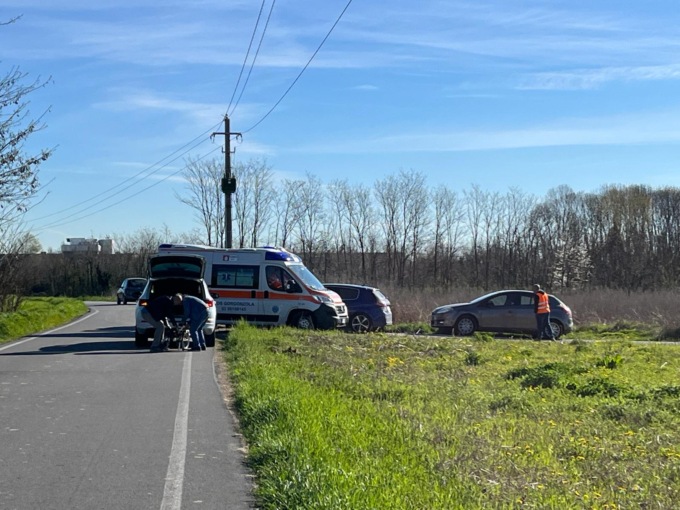 Scontro tra auto e bici a Cambiago, 56enne in ospedale