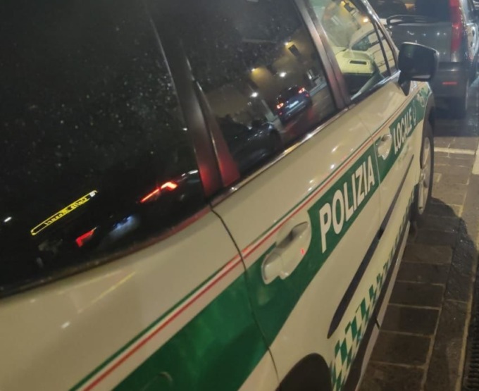 Controlli contro la “malamovida”, sanzionato negozio: vendita di alcolici, merce scaduta e scarsa igiene