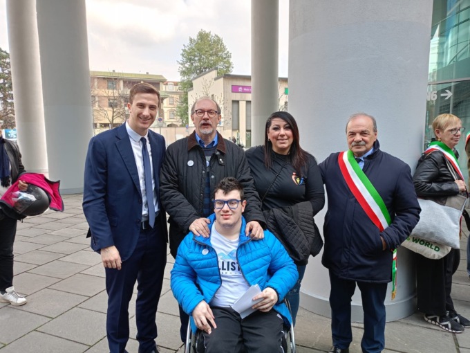 Davanti a Palazzo Lombardia contro i tagli ai disabili: Cologno Monzese dice “no”