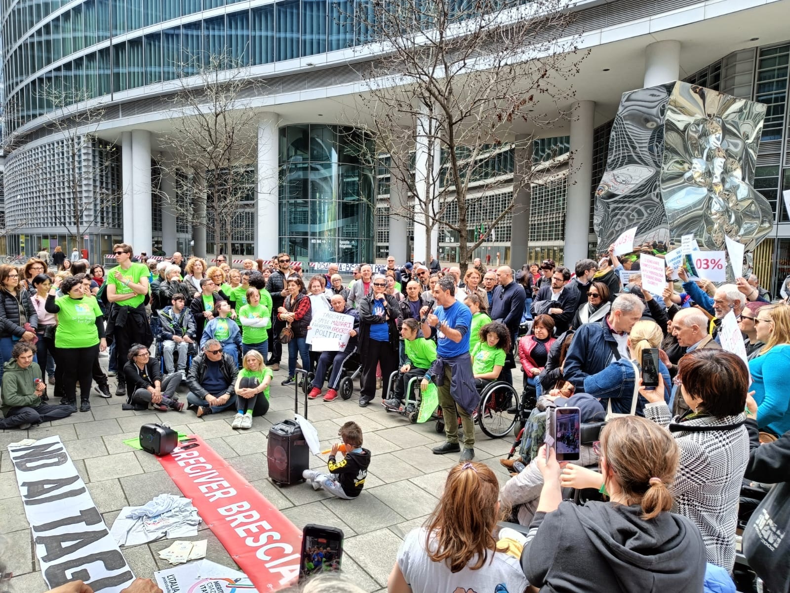 protesta tagli disabili regione cologno monzese 2