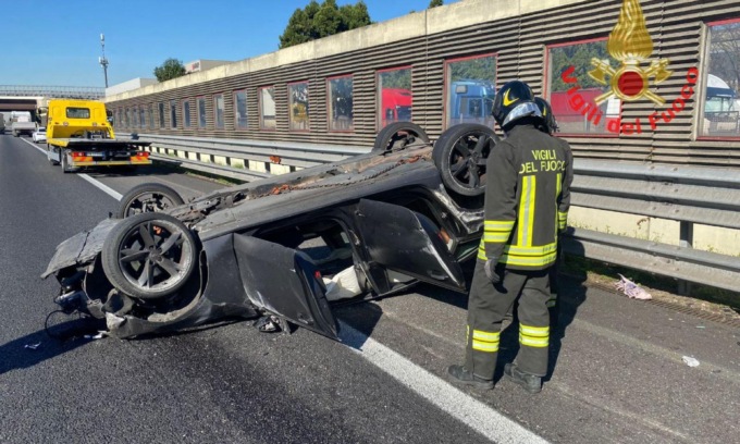 Macchina si ribalta in autostrada, ferito un 38enne
