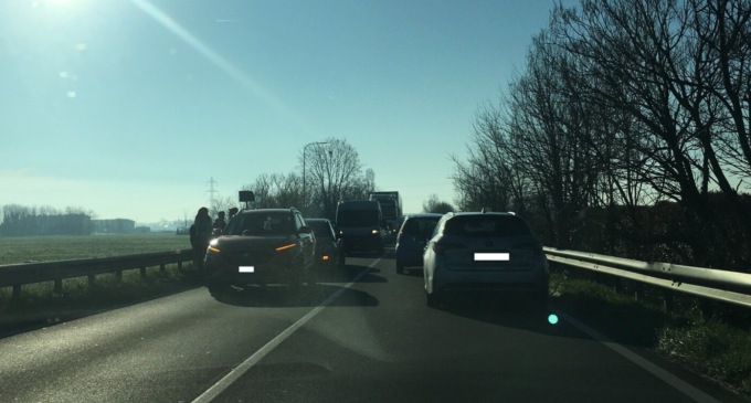 Tamponamento a catena tra auto, code lungo la Sp13