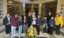 La scuola di Trezzo non dimentica, fiori ai cimiteri per ricordare le vittime del Covid