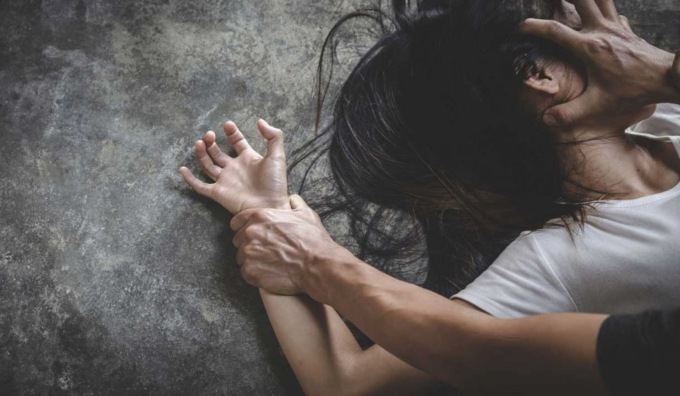 Ragazza violentata fuori dalla discoteca: arrestato un 23enne italiano