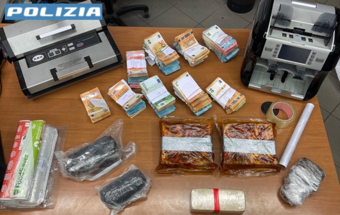 Panetti di eroina nascosti nella soppressata calabrese: due arresti della Polizia