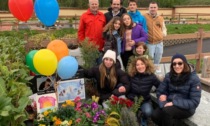 Simone Stucchi ucciso a Pessano: palloncini e primule sulla tomba per festeggiare i suoi 25 anni