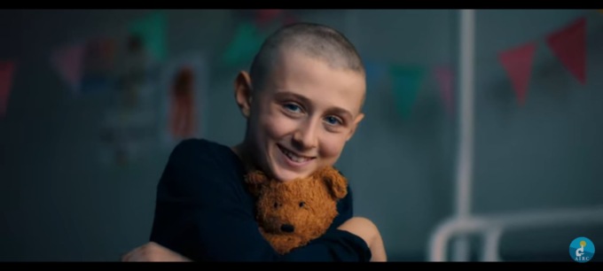 A 13 anni si rade a zero per uno spot dell’Airc e lo dedica alla bisnonna morta di cancro il giorno prima