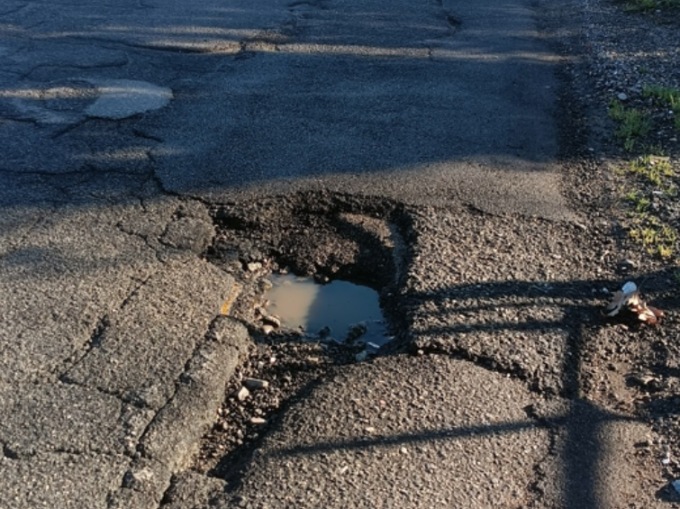 Padana colabrodo, danni alle macchine per le buche. E il Comune paga