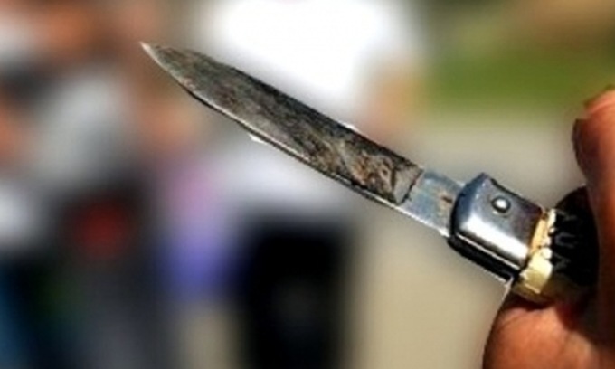 Brutale aggressione, 19enne accoltellato alla testa e alle gambe