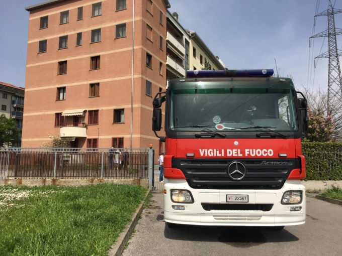 A fuoco un monopattino elettrico, pompieri in azione a Brugherio