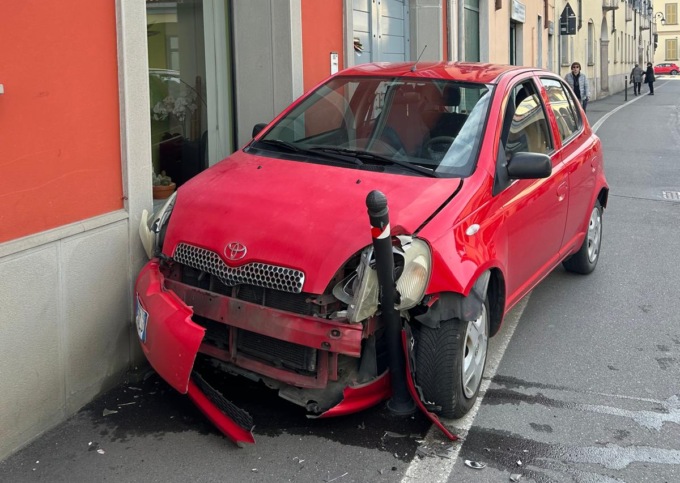 Perde il controllo dell’auto e finisce contro la vetrina di un fioraio a Inzago