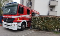 Auto in fiamme a Cernusco sul Naviglio, intervengono i Vigili del fuoco