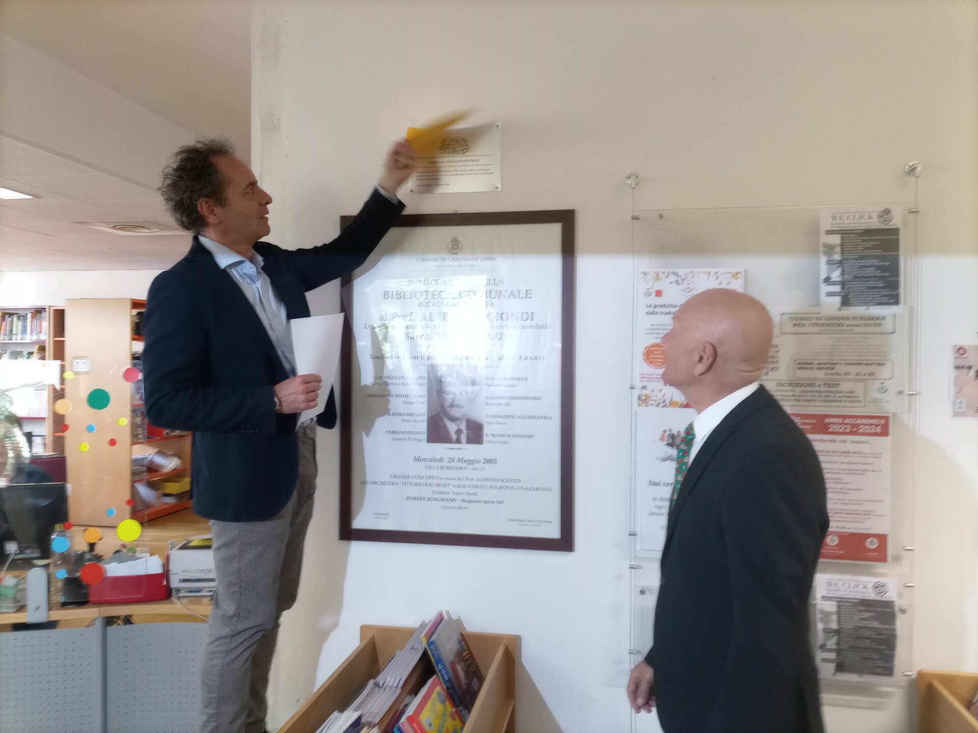 Donò 10mila libri alla biblioteca di Cassano d'Adda, il "grazie" arriva dopo 11 anni