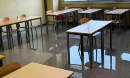 Piove nelle classi, studenti "occupano" l'atrio della scuola