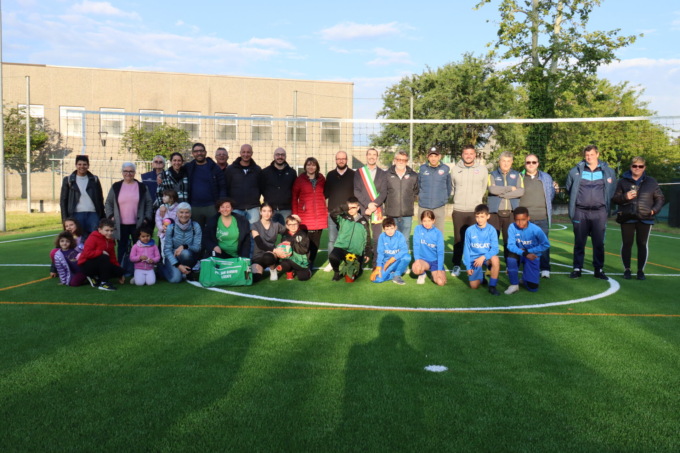 Primo calcio e prima battuta nel nuovo campo in sintetico di Liscate
