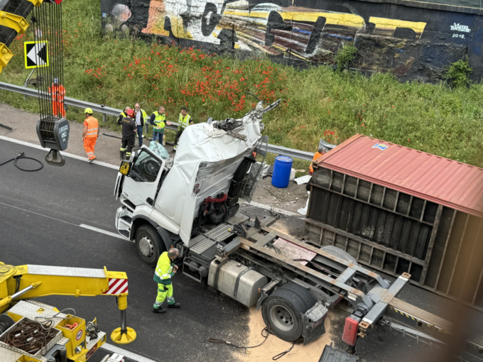 Incidente Tangenziale Est, le foto del Tir che si è ribaltato: strada chiusa e code chilometriche