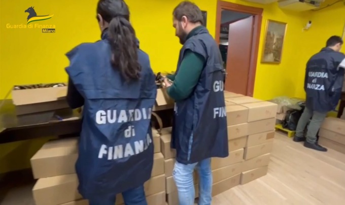Profumi e altri articoli “tarocchi”, maxi sequestro di 133mila prodotti: denunciati tre venditori