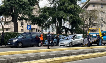 Incidente a Gorgonzola: perde il controllo dell'auto e si schianta contro un'altra vettura parcheggiata