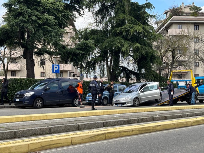 Incidente a Gorgonzola: perde il controllo dell’auto e si schianta contro un’altra vettura parcheggiata