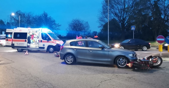 Scontro tra un’auto e una moto a Bussero, ferito il motociclista