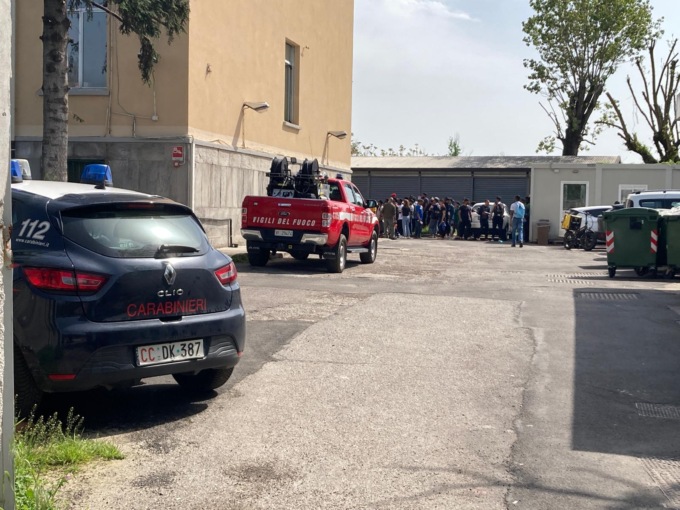 Prendono fuoco alcuni materassi, paura al Centro accoglienza: tre immigrati intossicati