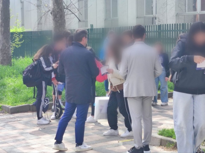 L’onorevole Ciocca fuori dai cancelli: “Studenti di Pioltello vi porto al Parlamento europeo a Bruxelles”