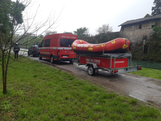 Vigili del Fuoco, Carabinieri e soccorritori a Trezzo sull’Adda alla ricerca di una persona nel fiume