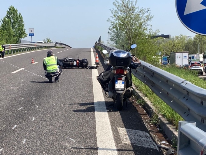 Urta il guard rail sulla Rivoltana a Segrate e cade dalla moto: gravissimo un 52enne
