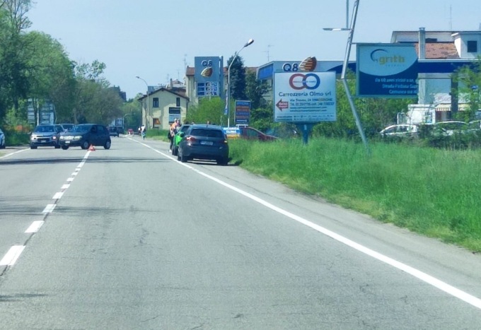 Scontro tra auto e moto al distributore di Cernusco