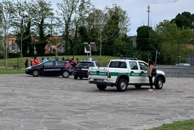 Accoltellato al fianco di fronte alla chiesa, gravissimo un 20enne