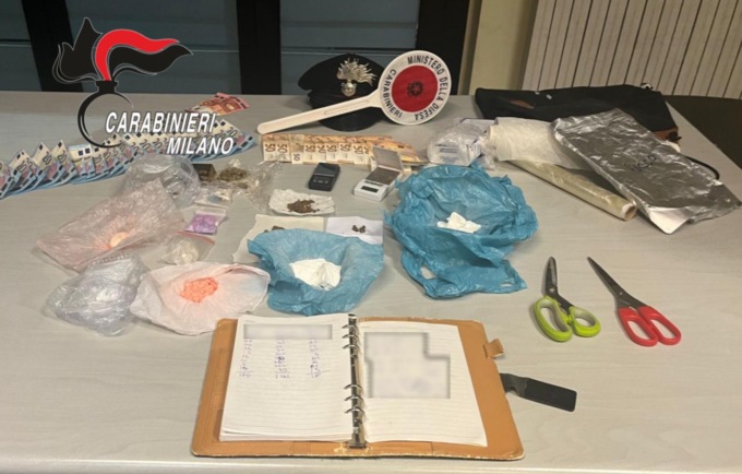 Coppia litiga in auto, arrivano i Carabinieri e scoprono che il veicolo era un supermercato della droga