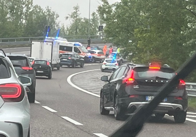 Tremendo frontale tra due auto sulla rampa di accesso della Teem: cinque feriti