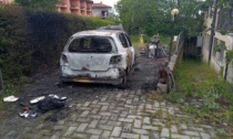 Incendio a Truccazzano, due veicoli in fiamme. Vigili del fuoco sul posto