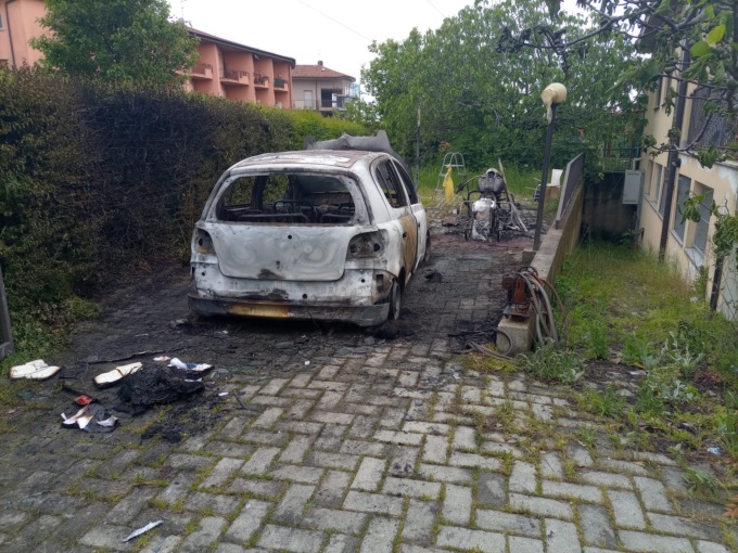 Incendio a Truccazzano, due veicoli in fiamme. Vigili del fuoco sul posto
