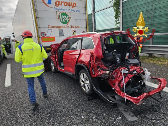 Incidente in A1, auto tamponata dal Tir sbatte contro un altro camion e resta schiacciata: grave 50enne