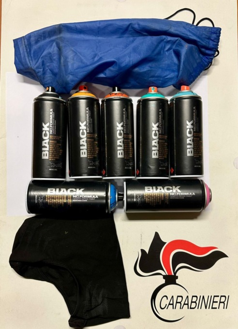 Sorpresi a imbrattare le carrozze dei treni nel deposito Atm: due giovani fermati a Gorgonzola